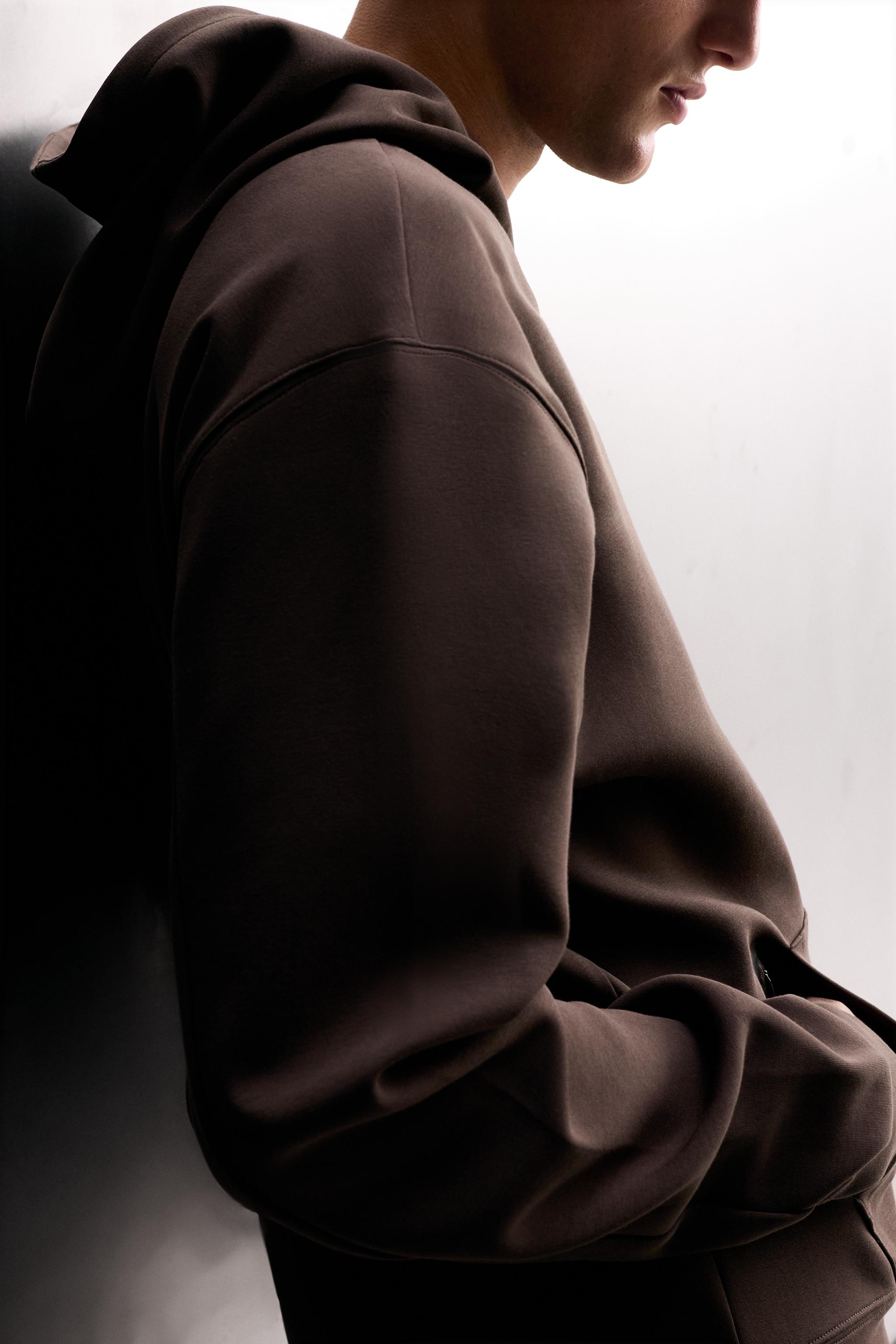SWEAT TECHNIQUE À CAPUCHE
